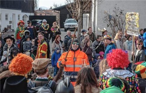 Bürgermeister Hausstetter versucht sich als Straßenfeger.
