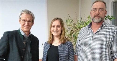 Bürgermeister Matthias Jokisch (links) begrüßte Magdalena Reiter (Mitte) in der jüngsten Sitzung als neues Mitglied des Gemeinderates. Christian Zweckstätter (rechts) konnte sich in der Wahl zum Dritten Bürgermeister durchsetzen. Foto Stuffer-Chunphetch