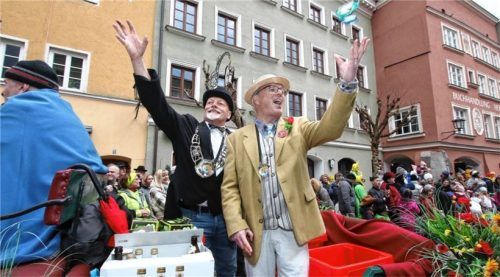 Bürgermeister Michael Kölbl und Robert Stegmaier, Vorsitzender der „Lederer Gmoa, begrüßten die Schaulustigen von ihrem Wagen aus.