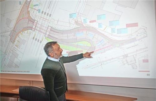 Bürgermeister Olaf Kalsperger erklärt, wie die Unterführung in der Bahnhofstraße sinnvoll und sicher ausgebaut werden kann.