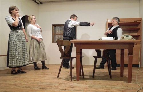 Da „Grantlhuaba“ – ein Gemeindebeamter (Mitte) – im gestenreichen Diskurs mit dem Bürgermeister Franz-Josef Dimpflmayer. Mit dabei (von links) die Gattin des Bürgermeisters Marianne und Tochter Monika.Foto Sollinger