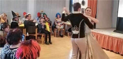 Das Aschauer Prinzenpaar kam aufs Faschingskranzl nach Wildenwart und zeigte den Prinzenwalzer.Foto  rehberg