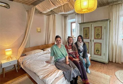 Das Damen-Trio, bestehend aus Isabel Meissner, Jasmina Himmel und Christa Prechtel, (von links) stärkt auf einem Bauernhof in Laiming die innere Ausgeglichenheit von Kindern, Jugendlichen und Erwachsenen. Foto Kirchner