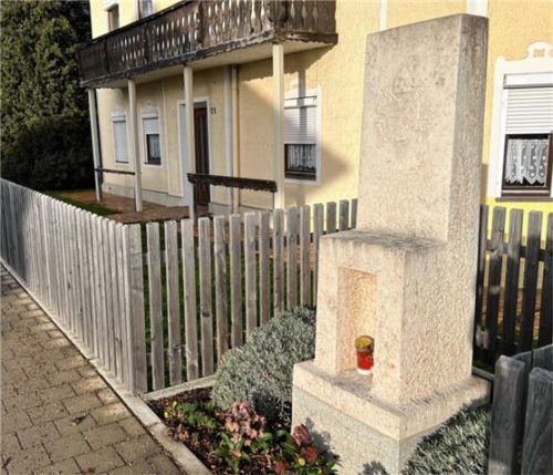 Das Denkmal am ehemaligen Wohnhaus der Familie Ratzinger. Foto Kreibich