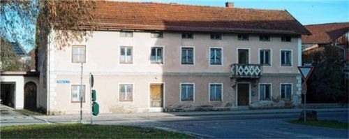 Das Grandlhaus gegenüber vom Rathaus soll einem Neubau für die Verwaltung weichen.