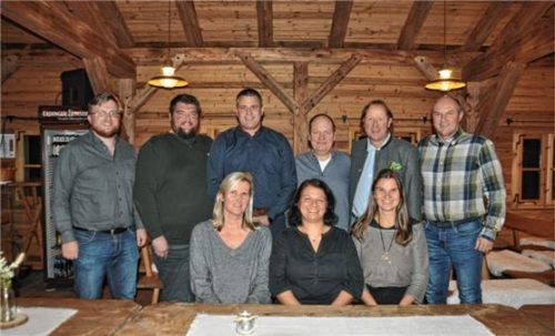 Das neue Vorstandsteam: Rudi Mottinger, Robert Thurner, Vorstandssprecher Florian Tremmel, Konrad Eisenberger, Christoph Dichtl, Georg Hanslmaier (hinten von links) sowie Andrea Zankl, Mary Büchler und Daniela Behrendt. Foto Schwarz