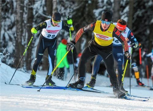 Der 14-jährige Felix Brieden (vorne) vom WSV Oberaudorf wurde deutscher Meister in der Nordischen Kombination und verteidigte seinen Titel von 2022 erfolgreich. Im Spezialsprung wurde er Dritter.
