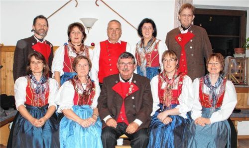 Der alte und neue Vorstand: (von links, stehend) Zweiter Vorsitzender Christian Hengstberger, Jugendbeauftragte Barbara Kronast, Beisitzer Peter Helbich, Kassenrevisorin Gerda Schmitt und Schriftführer Andreas Grün sowie (von links, sitzend) Beisitzerin Helga Weidenbeck, Kassierin Maria Bogensberger, Vorsitzender Herbert Bogensberger, Beisitzerin Veronika Haberlander und Kassenrevisorin Sabine Niklaus. Foto re