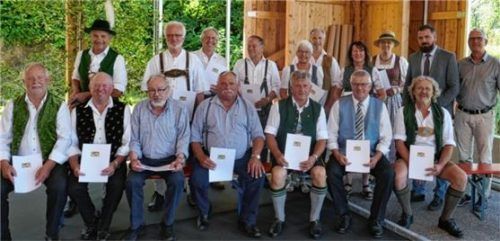 Der Erfolg der Dorferneuerung hat viele Väter: Zahlreiche Mitwirkende, darunter auch Bürgermeister Bernhard Summerer (Zweiter von rechts, vordere Reihe), wurden bei der Feier zum Abschluss der Dorferneuerung geehrt.