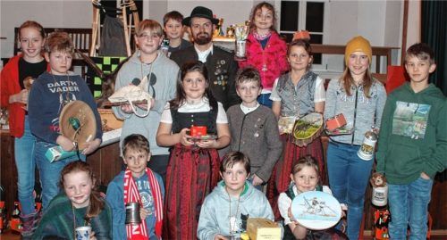 Der Gaulichtgewehr-Jugendleiter des Schützengaues Chiemgau Prien, Andreas Wimmer, (hinten, Mitte) mit der neuen Lichtgewehrgaukönigin Christina Stockmeier von den Hubertusschützen Höslwang (davor) und die weiteren Sieger des 14. Lichtgewehr- und Lichtpistolen-Gauschießens der „Elfer“ in Wildenwart. Foto Rehberg