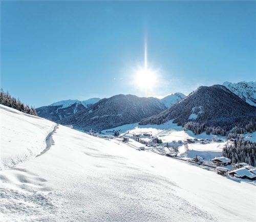 Der Künstlerweg „Oswald Kollreider“ bei Kartitsch in Osttirol eignet sich für eine genussvolle Winterwanderung mit Blick ins Hochpustertal, auf den Karnischen Alpenhauptkamm und ins östliche Gailtal.Foto TVB Osttirol/ Christina Klammer