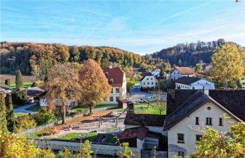 Der Mehrgenerationenplatz im Zentrum ist Treffpunkt für Jung und Alt.