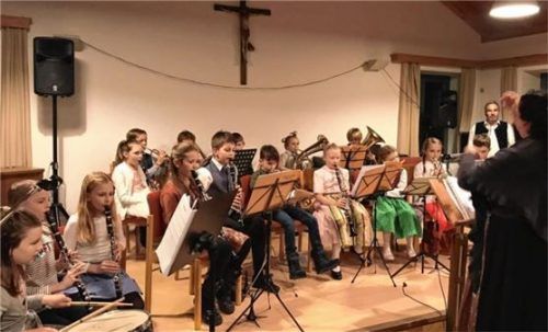 Der Pfarrsaal war komplett belegt, als die Schüler ihr Können auf den Instrumenten bewiesen. Foto Grüber