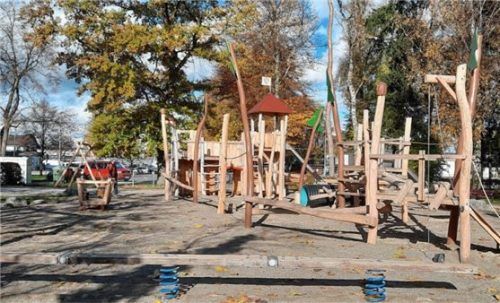 Der Spielplatz an der Wendelsteinstraße wurde komplett erneuert. Nach dem Piratenschiff ist jetzt eine Ritterburg mit ‚Kerker‘ das Zentrum der Anlage.
