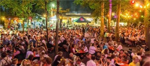 Der Trachtenverein Riesenkopf Degerndorf lud wieder zum beliebten „Biberleuchten“ ein. Farbige Lichterketten und viele Kerzen sowie Musik und kulinarische Schmankerl schenkten den Besuchern beim Bier- und Weinfest einen stimmungsvollen Abend. Foto  Frey/Tourist-Info Brannenburg