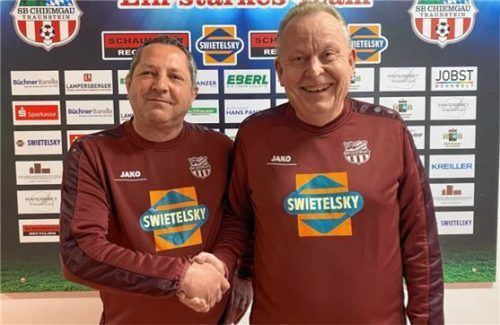 Der Zweite Fußball-Abteilungsleiter des SB Chiemgau Traunstein, Martin Dietzinger (rechts), begrüßte den neuen Sportlichen Leiter Hans Kroneck. Foto bst