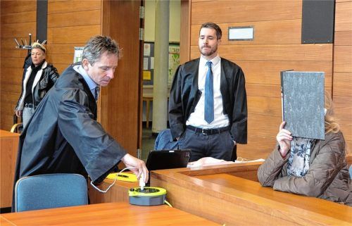 Die Angeklagte Inge S. (rechts) mit ihrem Verteidiger Harald Baumgärtl aus Rosenheim (links) und Anwalt Benedikt Stehle aus München (Mitte).Foto Kretzmer-Diepold