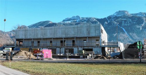 Die Arbeiten schreiten voran, die Kosten steigen: Die Priental-Halle in Aschau wird deutlich teurer als gedacht. Für die technische Ausstattung zurBeschallung wollen die Gemeinderäte daher nicht tiefer in die Tasche greifen.Foto h. Rehberg