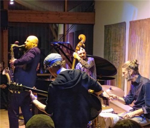 Die Band „Pilgrim“ mit Christoph Irninger (Saxofon), Stefan Aeby (Piano), Dave Gisler (Gitarre), Raffaele Bossard (Bass) und Michi Stulz (Schlagzeug) kredenzten einen spannenden Auftritt. Foto Friedrich