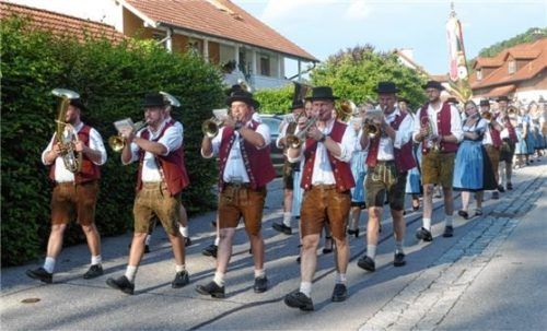 Die Blaskapelle Kraiburg konnte neue Probenräume einweihen, ihre erste CD vorstellen und neben dem „Schlossbergblosn“ auch beim Volksfest aufspielen. Foto Bachmaier
