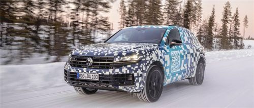 Die Erprobungsfahrzeuge sind durch Pixel eines überdimensionalen QR-Codes getarnt, der mit dem Smartphone für weitere Informationen gescannt werden kann. Foto AUM/VW