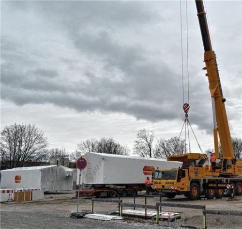 Die ersten Mobilheime wurden in der vergangenen Woche bereits an der Westerndorfer Straße aufgestellt. Foto Peter Schlecker