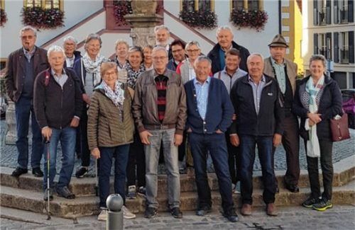 Die fränkische Metropole Würzburg und ein Besuch bei Pater Jakob (hinten Mitte) waren Ziel des Ausflugs des Männerchors Reisach und seiner Frauen.Foto Lotter