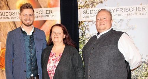 Die Führungsriege des Südostbayerischen Verbands der Obst- und Kleinbrenner macht sich für die Mitglieder stark: (von links) Vorsitzender Kajetan Schnitzer, die Geschäftsführerin Andrea Westenthanner und der Zweiter Vorsitzende Wolfgang Hillreiner. Foto  Strim