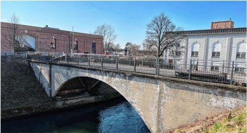 Die Fußgängerbrücke über den Triebwerkskanal an der Alten Spinnerei soll abgerissen und durch einen Neubau ersetzt werden. Der Kolbermoorer Bauausschuss gab dem Vorhaben jetzt sein gemeindliches Einvernehmen. Foto Gerlach