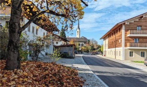 Die Gehwege entlang der Simsseestraße in der Ortsmitte wurden barrierefrei gepflastert.Foto  Axel Brück