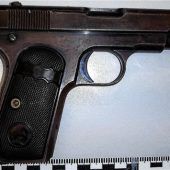 Gesuchter Mann sitzt mit gestohlener Pistole im Bus