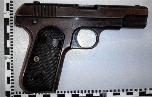 Die geladene Waffe, die der Mann bei sich trug, war 2017 in Italien gestohlen worden. Foto Bundespolizei