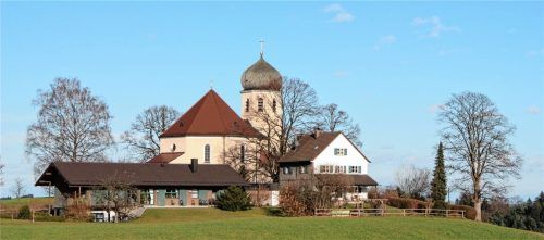 Die geplante Kindertagesstätte der Gemeinde Frasdorf und der Marktgemeinde Prien ist auf der Wiese südlich des bestehenden Ensembles Christkönigskirche, Pfarrheim und Pfarrhaus vorgesehen. Foto rehberg