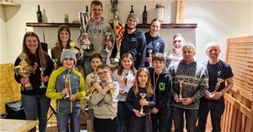 Die Gewinner der Vereinsmeisterschaft: (vorne, von links) Henri Leimbach und Anna Sophia Hofstetter sowie (zweite Reihe, von links) Theo Leimbach, Laurin Köck, Melina Winter, Johannes Hofstetter, Johann Ganslmaier und Volker Schmidt sowie (dritte Reihe, von links) Anna Paulus, Sylvia Lallinger, Kilian Wechselberger, Kilian Wiederer, Christine Offinger und Peter Feinermann. Foto re