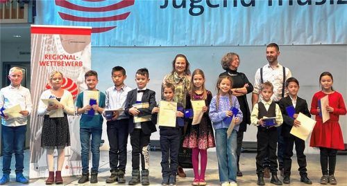 Die jüngsten der stolzen Gewinner beim Gruppenfoto nach dem Wettbewerb mit der Jury.Foto giesen
