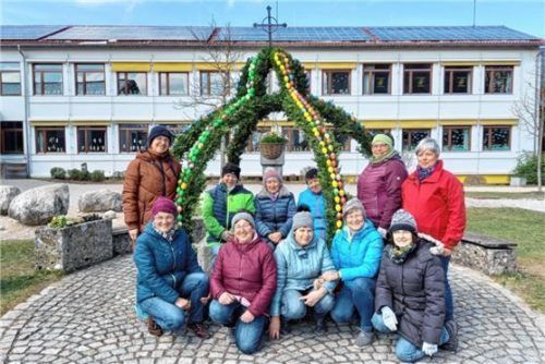 Die katholische Frauengemeinschaft, die den Osterbrunnen und den Basar organisiert, konnte sich über vier neue Mitglieder freuen. Fotos Gillitz