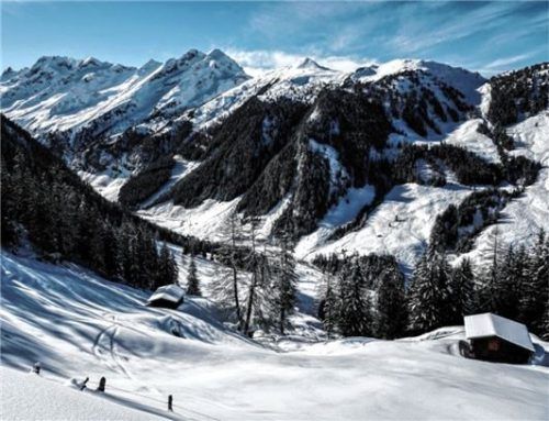 Die Kirchspitze (auf unserem Bild die erste Bergspitze von rechts) bei Gerlos war das Ziel der Tourengeher. Ganz rechts im Bild ist das Tal zu sehen, in das die Lawine abging. Foto Hubert Stöckl