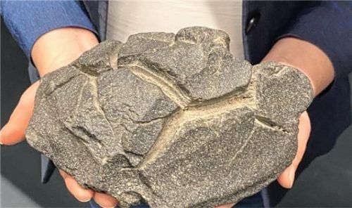 Die Leiterin des Ausstellungszentrums zeigt eine der „Brotkrustenbomben“.