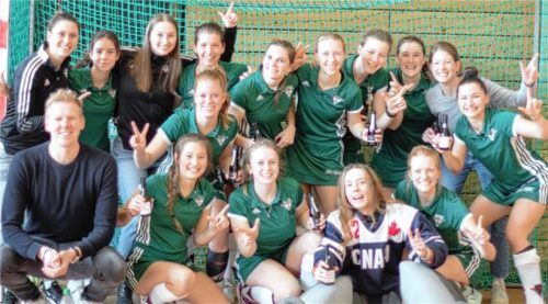 Die Mannschaft des SB Rosenheim: Hinten von links: Lena Weiß, Pia Riediger, Valeria van Dijk, Christina Brunner, Theresa Ober, Carla Corsi, Xenia Stalla, Lisa Wachenfeld, Trainerin Magdalena Marx, Valentina Labonte; vorne von links: Trainer Felix Reuss, Miriam Schmöller, Pia Lengenfelder, Alexandra Schwarz, Christina Appl, Miriam Gablac. Es fehlen Anke Krapf und Julia Altenkirch.Foto SBR