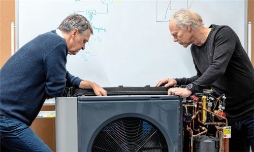 Die Professoren Ulrich Spindler (links) und Harald Krause lehren im Studiengang Energie- und Gebäudetechnologie und wissen um die Vorteile der Wärmepumpe. Foto SEBASTIAN_HEROLD