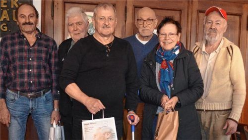 Die Schafkopfer (von links) Peter Sedlbauer, Peter Wolf und Hans Kerschagl landeten auf den vordersten Plätzen. Seniorenbeauftragter Dr. Berthold Suldinger, die Bestplatzierte bei den Damen, Edeltraut Westermeier, und Organisator Sepp Warmedinger freuten sich mit ihnen. Foto Sedlbauer