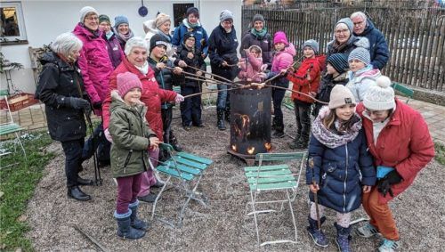 Die Schülerpaten und ihre Schützlinge unternahmen einen gemeinsamen Ausflug auf den „Erlebnisbauernhof Redl“. Dabei wurde zum Beispiel Stockbrot gebacken.Foto re