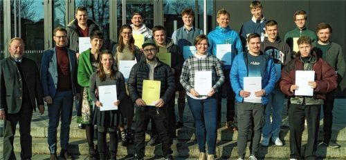 Die Staatspreisträger erhielten eine Würdigung herausragender Leistungen, hier mit dem stellvertretenden Landrat Josef Huber (links) und Jens Wucherpfennig, Leiter der IHK-Geschäftsstelle Rosenheim (Zweiter von links)Foto BS II