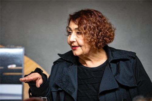 Die syrisch-deutsche Künstlerin Adidal Abou-Chamat gab in der Kunstsprechstunde von Helmut Mühlbacher Einblick in ihre Arbeit zu Bruchstellen kultureller Identitätsfragen. Foto Effner