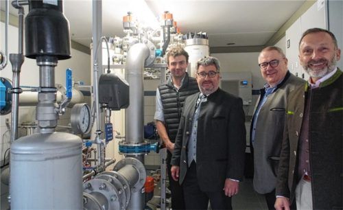Die Ultrafiltrationsanlage, die die Qualität des Trinkwassers von Brannenburg, Raubling und Flintsbach noch besser absichert, wurde eingeweiht. Mit dabei: Wassermeister Martin Antretter (von links), der Bürgermeister von Flintsbach Stefan Lederwascher, Rüdiger Langanke, Erster Vorstand des Wasserbeschaffungsverbandes Degerndorf und Olaf Kalsperger, Bürgermeister von Raubling.