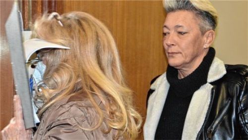 Die wegen Giftmords an ihrem 89-jährigen Vater angeklagte 64-jährige Inge S. (links) muss sich derzeit vor Gericht verantworten.