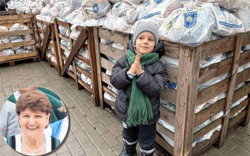 Ein Bub freut sich über die Lebensmittelpakete, die die Kirche in Ternopil zweimal im Monat ausgibt. Das Geld dafür hat Kathi Schmid (kleines Foto) mit dem Helferkreis Ternopil in der Region Rosenheim/Prien gesammelt Foto Helferkreis