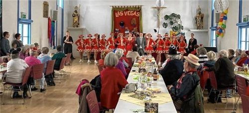 Ein dreifach donnerndes „Helau“ schickt die Bad Endorfer Faschingsgilde an die Teilnehmer des Seniorennachmittags.Foto  re