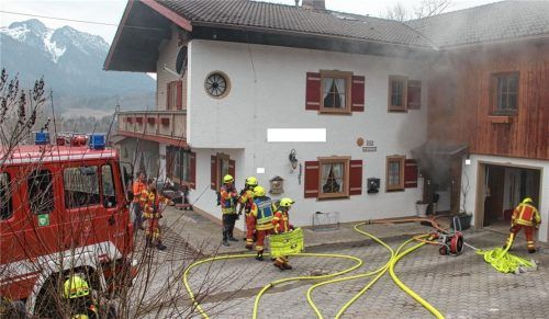 Ein Kellerbrand in Reith bei Inzell forderte am Freitag die Feuerwehren Inzell und Hammer. Fotos vogt