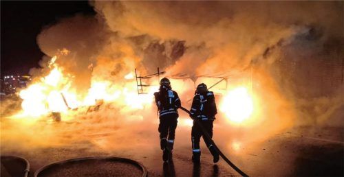 Ein spektakulärer Einsatz der Feuerwehr Kiefersfelden auf der Autobahn A93 in Richtung Kufstein, wo ein brennender Lkw den Einsatzkräften alles abverlangt hat. Foto Hoffmann